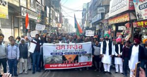https://we.tl/t-NnKFWbQCRk

मानसा मैं 26 जनवरी के अवसर पर शहर वासियों की ओर से शहर में रोष मार्च किया गया सीवरेज की समस्या को लेकर बड़ी संख्या में औरतो ने शिरकत की आर टी आई एक्सपर्ट मानिक गोयल ने कहा कि सीवरेज के मुद्दे पर मानसा का विधायक गुमराह कर रहा है क्योंकि सीवरेज का गंदा पानी अगर ड्रेन में डाला जाएगा तो इस से कहीं तरह की बीमारियां पैदा हूंगी मानसा जिला पहले ही कैंसर की मार झेल रहा है मगर अब दवा किया जा रहा है इस पानी को खेतों की सिंचाई के लिए दिया जाएगा जब के ऐसे पानी को ड्रेन में नहीं डाला जा सकता प्रदर्शन कार्यों ने कहा कि सीवरेज की मुश्किल को अगर हल नहीं किया गया तो यह बड़ा आंदोलन बन सकता है नगर कौंसिल के बारे में बोलते हुए उन्होंने कहा की नगर कौंसिल भ्रष्टाचार का अड्डा बन चुका है

बाइट मानिक गोयल आरटीआई स्पेशलिस्ट 
